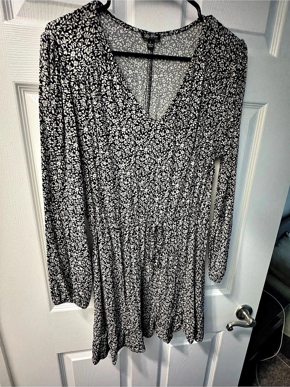 Lily Rose Floral Mini Dress size large in Black & White Like New